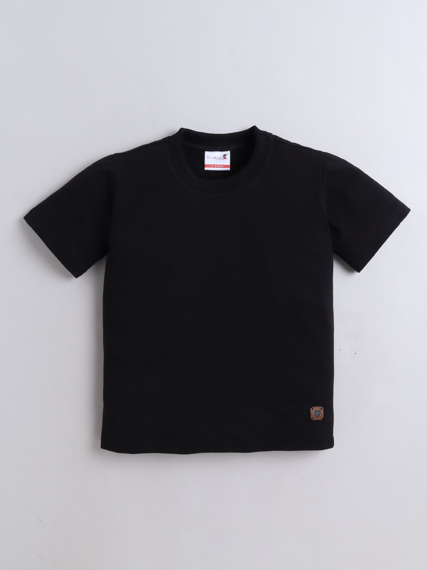 BAATCHEET Knit Half Sleeves Heart Patch T-Shirt - Black
