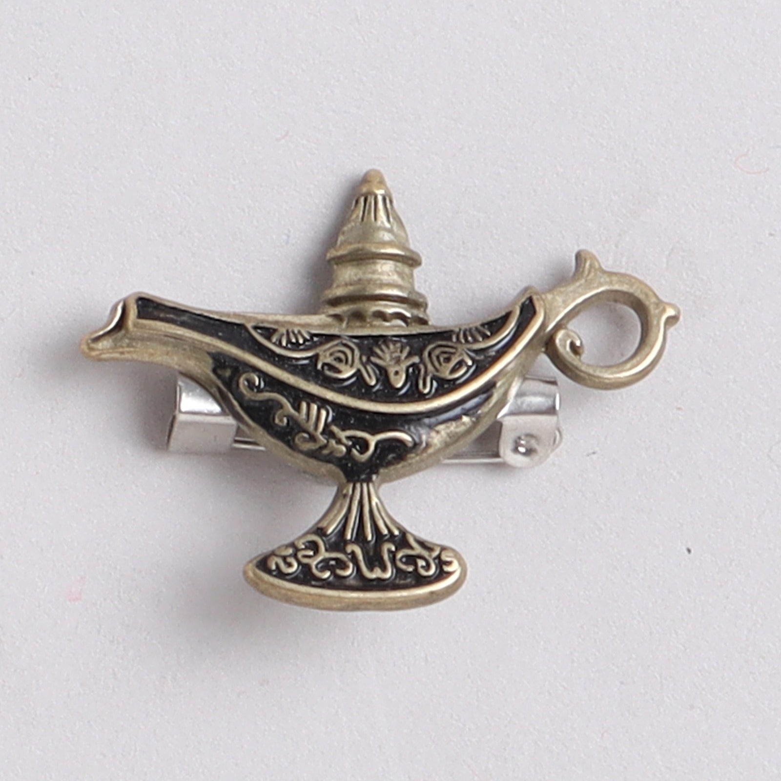 BAATCHEET Magic Pot Metal Brooch - Metallic